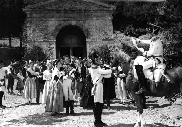 Scena del film "Al servizio dell'imperatore" - Regia Caro Canaille - 1957 - L'attore Roberto Risso in divisa da ufficiale e attori non identificati