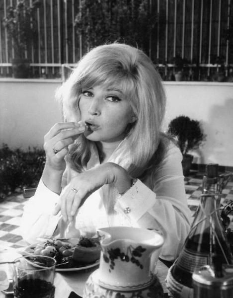 Scena dell'episodio "La sospirosa" del film "Alta infedeltà" - Regia Luciano Salce - 1963 - L'attrice Monica Vitti