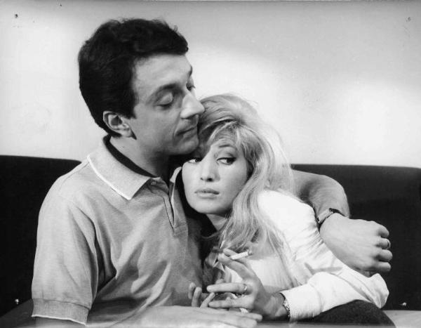 Scena dell'episodio "La sospirosa" del film "Alta infedeltà" - Regia Luciano Salce - 1963 - Gli attori Sergio Fantoni e Monica Vitti