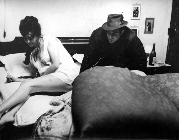 Scena dell'episodio "Gente moderna" del film "Alta infedeltà" - Regia Mario Monicelli - 1963 - Gli attori Michèle Mercier e Ugo Tognazzi sul letto