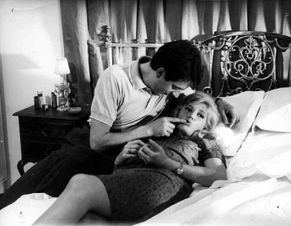 Scena dell'episodio "La sospirosa" del film "Alta infedeltà" - Regia Luciano Salce - 1963 - Gli attori Sergio Fantoni e Monica Vitti sul letto