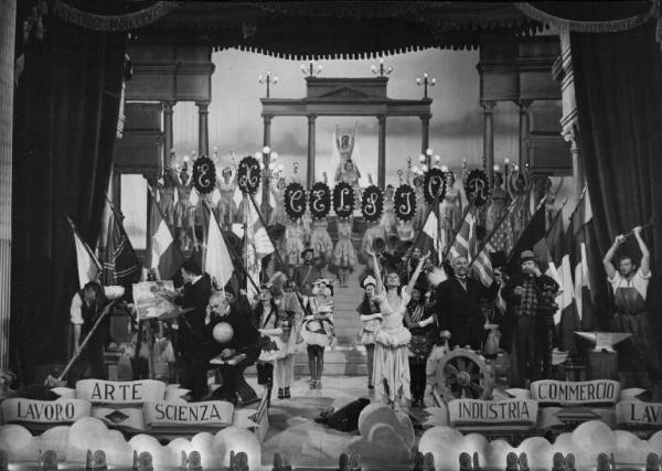 Scena del film "Altri tempi" - Regia Alessandro Blasetti - 1951 - Attori non identificati sul in costume sul palco di un teatro svolgono un numero di varietà