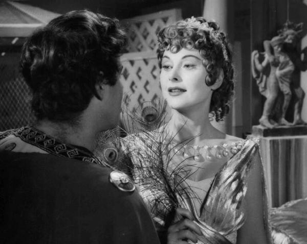 Scena del film "L'amante di Paride" - Regia Marc Allégret - 1954 - Gli attori Massimo Serato e Hedy Lamarr