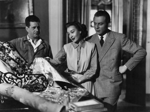 Scena del film "Amanti senza amore" - Regia Gianni Franciolini - 1947 - Gli attori Clara Calamai e Roldano Lupi osservano delle stoffe