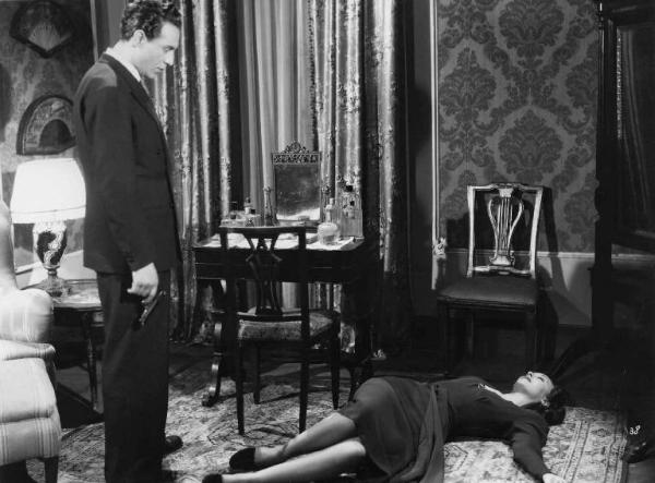 Scena del film "Amanti senza amore" - Regia Gianni Franciolini - 1947 - Gli attori Roldano Lupi, che impugna una pistola, e Clara Calamai, stesa a terra