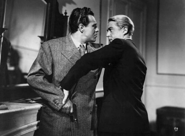 Scena del film "Amanti senza amore" - Regia Gianni Franciolini - 1947 - Gli attori Roldano Lupi, che impugna una pistola, e Jean Servais