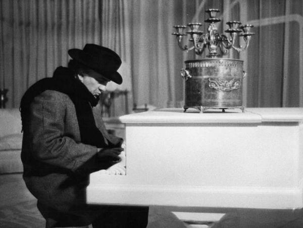 Scena del film "Amarcord" - Regia Federico Fellini - 1973 - Il regista Federico Fellini al pianoforte