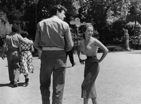 Scena del film "Un americano a Roma" - Regia Steno - 1954 - L'attrice Maria Pia Casilio e un attore non identificato in divisa militare
