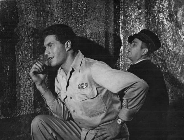 Scena del film "Un americano in vacanza" - Regia Luigi Zampa - 1945 - L'attore Leo Dale e un attore non identificato