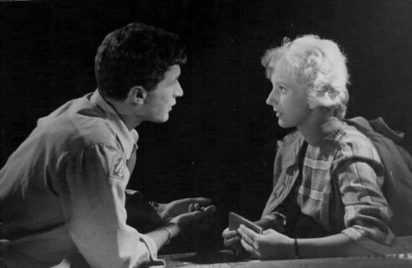 Scena del film "Un americano in vacanza" - Regia Luigi Zampa - 1945 - Gli attori Leo Dale e Valentina Cortese