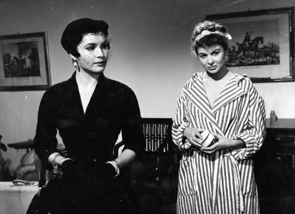 Scena del film "Le amiche" - Regia Michelangelo Antonioni - 1955 - Le attrici Yvonne Furneaux ed Eleonora Rossi Drago
