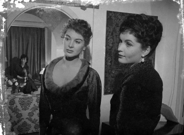 Scena del film "Le amiche" - Regia Michelangelo Antonioni - 1955 - Le attrici Eleonora Rossi Drago e Anna Maria Pancani
