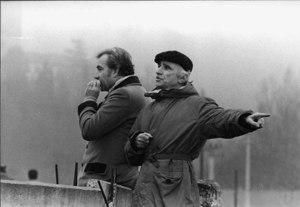 Set del film "Amici miei" - Regia Mario Monicelli - 1975 - L'attore Ugo Tognazzi e il regista Mario Monicelli