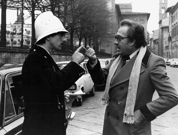 Scena del film "Amici miei" - Regia Mario Monicelli - 1975 - L'attore Ugo Tognazzi e un attore non identificato in divisa sa vigile urbano