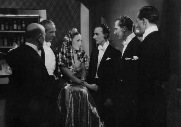 Scena del film "Amicizia" - Regia Oreste Biancoli - 1938 - L'attrice Elsa Merlini tra attori non identificati
