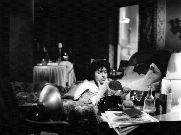 Scena dell'episodio "Una voce umana" del film "L'amore" - Regia Roberto Rossellini - 1948 - L'attrice Anna Magnani a letto si guarda allo specchio