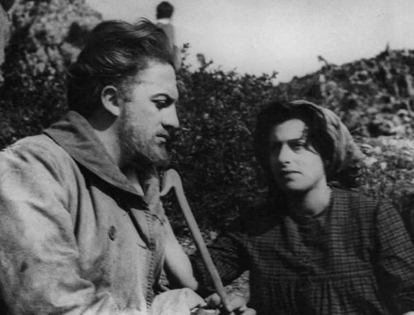 Scena dell'episodio "Il miracolo" del film "L'amore" - Regia Roberto Rossellini - 1948 - Gli attori Federico Fellini e Anna Magnani