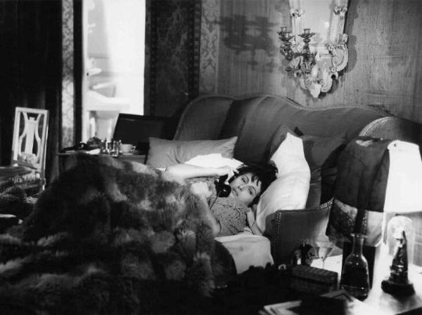 Scena dell'episodio "Una voce umana" del film "L'amore" - Regia Roberto Rossellini - 1948 - L'attrice Anna Magnani al telefono a letto