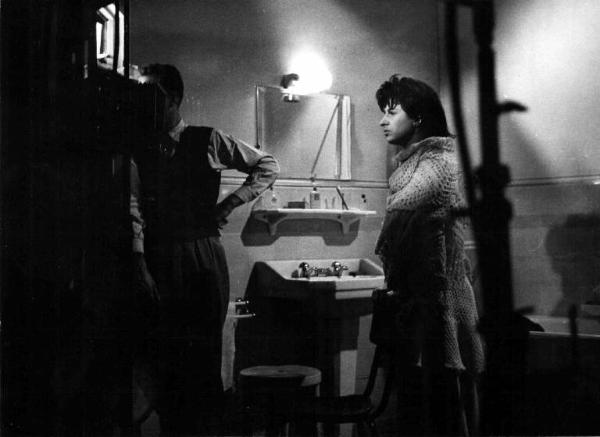 Set dell'episodio "Una voce umana" del film "L'amore" - Regia Roberto Rossellini - 1948 - L'attrice Anna Magnani e un operatore davanti alla macchina da presa