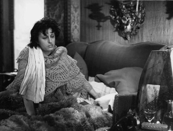 Scena dell'episodio "Una voce umana" del film "L'amore" - Regia Roberto Rossellini - 1948 - L'attrice Anna Magnani sul letto