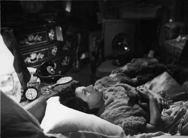 Scena dell'episodio "Una voce umana" del film "L'amore" - Regia Roberto Rossellini - 1948 - L'attrice Anna Magnani sul letto