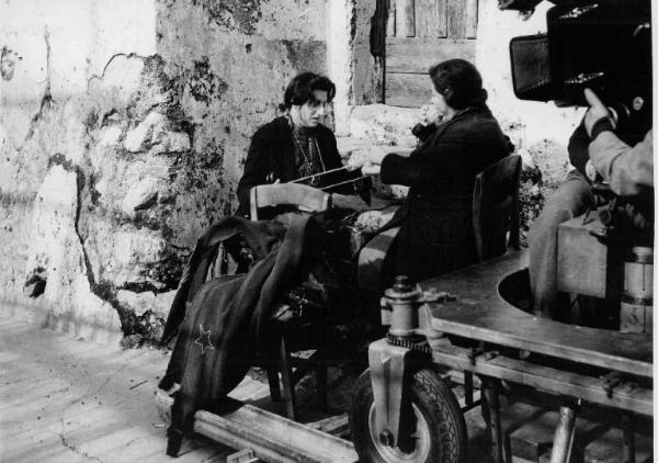 Set dell'episodio "Il miracolo" del film "L'amore" - Regia Roberto Rossellini - 1948 - L'attrice Anna Magnani e un'attrice non identificata davanti alla macchina da presa