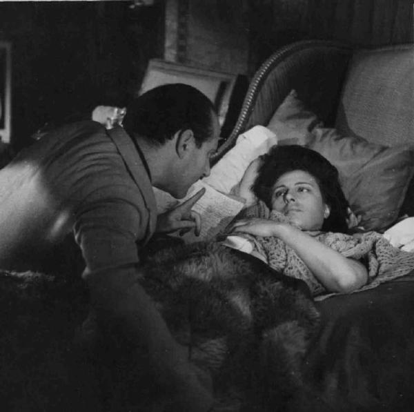 Set dell'episodio "Una voce umana" del film "L'amore" - Regia Roberto Rossellini - 1948 - Il regista Roberto Rossellini e l'attrice Anna Magnani a letto