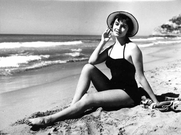 Scena del film "Amore a prima vista" - Regia Franco Rossi - 1957 - Un'attrice non identificata sulla spiaggia