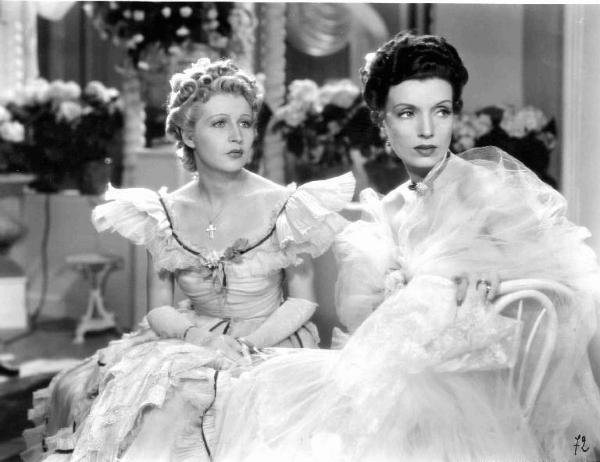 Scena del film "Amore di ussaro" - Regia Luis Marquina - 1940 - Le attrici Conchita Montenegro e Ana Mariscal