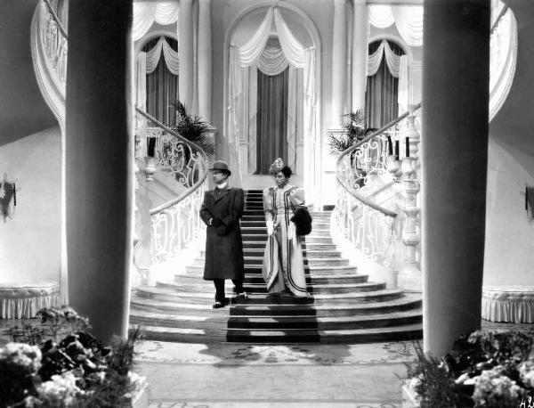 Scena del film "Amore di ussaro" - Regia Luis Marquina - 1940 - L'attrice Conchita Montenegro e un attore non identificato