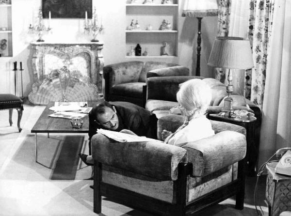 Scena del film "Amore facile" - Regia Gianni Puccini - 1964 - L'attore Vittorio Caprioli e un'attrice non identificata