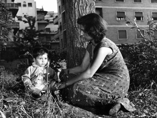Scena dell'episodio "Storia di Caterina" del film "Amore in città" - Regia Francesco Maselli - 1953 - L'attrice Caterina Rigoglioso e un bambino