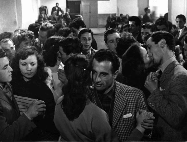 Scena dell'episodio "Paradiso per 4 ore" del film "Amore in città" - Regia Dino Risi - 1953 - Coppie di giovani attori non identificati che ballano