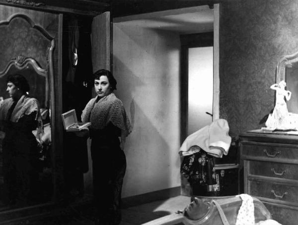 Scena dell'episodio "L'amore che si paga" del film "Amore in città" - Regia Carlo Lizzani - 1953 - Una donna allo specchio