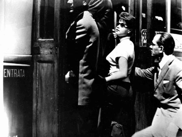 Scena dell'episodio "Gli italiani si voltano" del film "Amore in città" - Regia Alberto Lattuada - 1953 - Attori non identificati