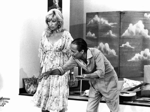 Scena del film "Amori miei" - Regia Steno - 1978 - L'attrice Monica Vitti riceve indicazioni dal regista Stefano Vanzina