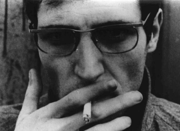 Scena del film "A mosca cieca" - Regia Romano Scavolini - 1966 - Primo piano dell'attore Carlo Cecchi che fuma una sigaretta
