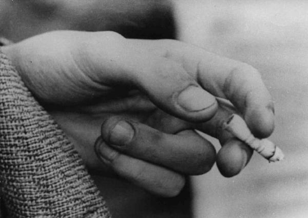 Scena del film "A mosca cieca" - Regia Romano Scavolini - 1966 - Una sigaretta tra le dita di una mano