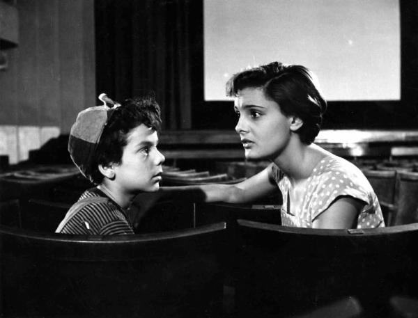 Scena del film "Gli angeli del quartiere" - Regia Carlo Borghesio - 1952 - Il bambino Giancarlo Nicotra e l'attrice Rossana Podestà al cinema