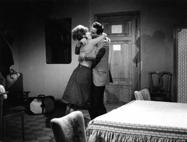 Scena del film "Anima nera" - Regia Roberto Rossellini - 1962 - Gli attori Vittorio Gassman e Annette Stroyberg abbracciati si danno un bacio