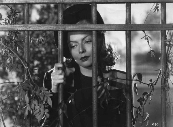 Scena del film "Anime in tumulto" - Regia Giulio Del Torre - 1941 - L'attrice Gina Falckenberg dietro a un cancello