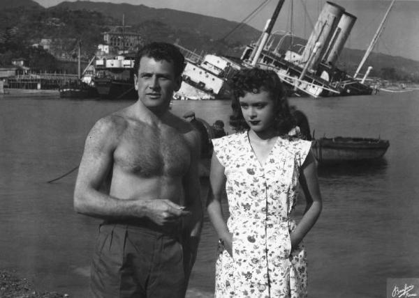 Scena del film "Anni difficili" - Regia Luigi Zampa - 1948 - Gli attori Massimo Girotti e Milly Vitale al porto in riva al mare