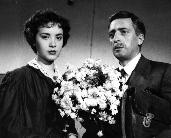 Scena del film "Anni facili" - Regia Luigi Zampa - 1953 - Gli attori Armenia Balducci e Nino Taranto con un mazzo di fiori