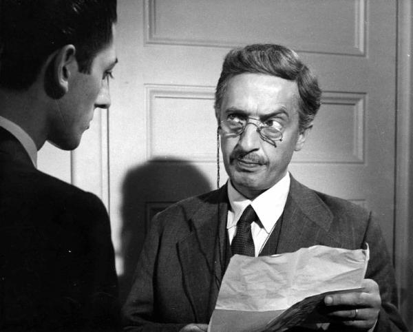 Scena del film "Anni facili" - Regia Luigi Zampa - 1953 - L'attore Nino Taranto e un attore non identificato