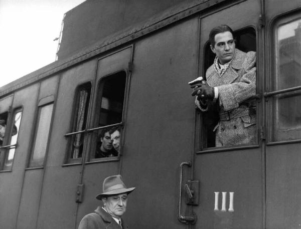 Scena del film "Anni ruggenti" - Regia Luigi Zampa - 1962 - Gli attori Salvo Randone e Nino Manfredi, sul treno, in stazione