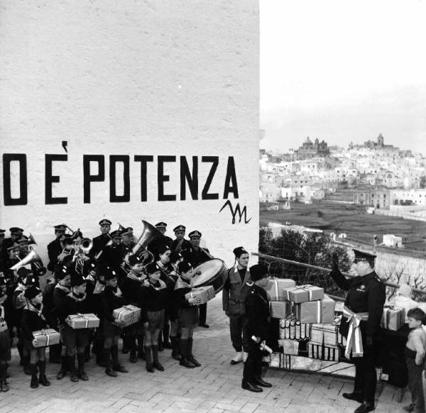 Scena del film "Anni ruggenti" - Regia Luigi Zampa - 1962 - L'attore Gino Cervi, in divisa da ufficiale fascista, saluta una banda di musicisti in camicia nera