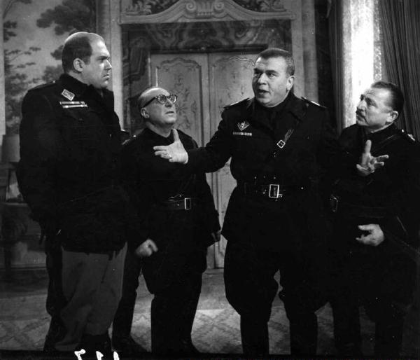 Scena del film "Anni ruggenti" - Regia Luigi Zampa - 1962 - Gli attori Gastone Moschin, Gino Cervi e attori non identificati in camicia nera fascista