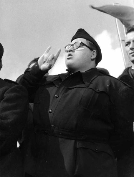 Scena del film "Anni ruggenti" - Regia Luigi Zampa - 1962 - Un attore non identificato in divisa fascista fa il segno delle corna