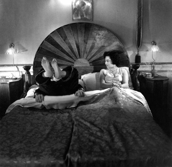 Scena del film "Anni ruggenti" - Regia Luigi Zampa - 1962 - Due attori non identificati a letto