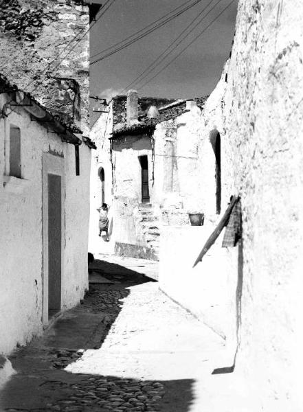 Scena del film docomentario "L'antimiracolo" - Regia Elio Piccon - 1965 - Una strada di un paese della Puglia